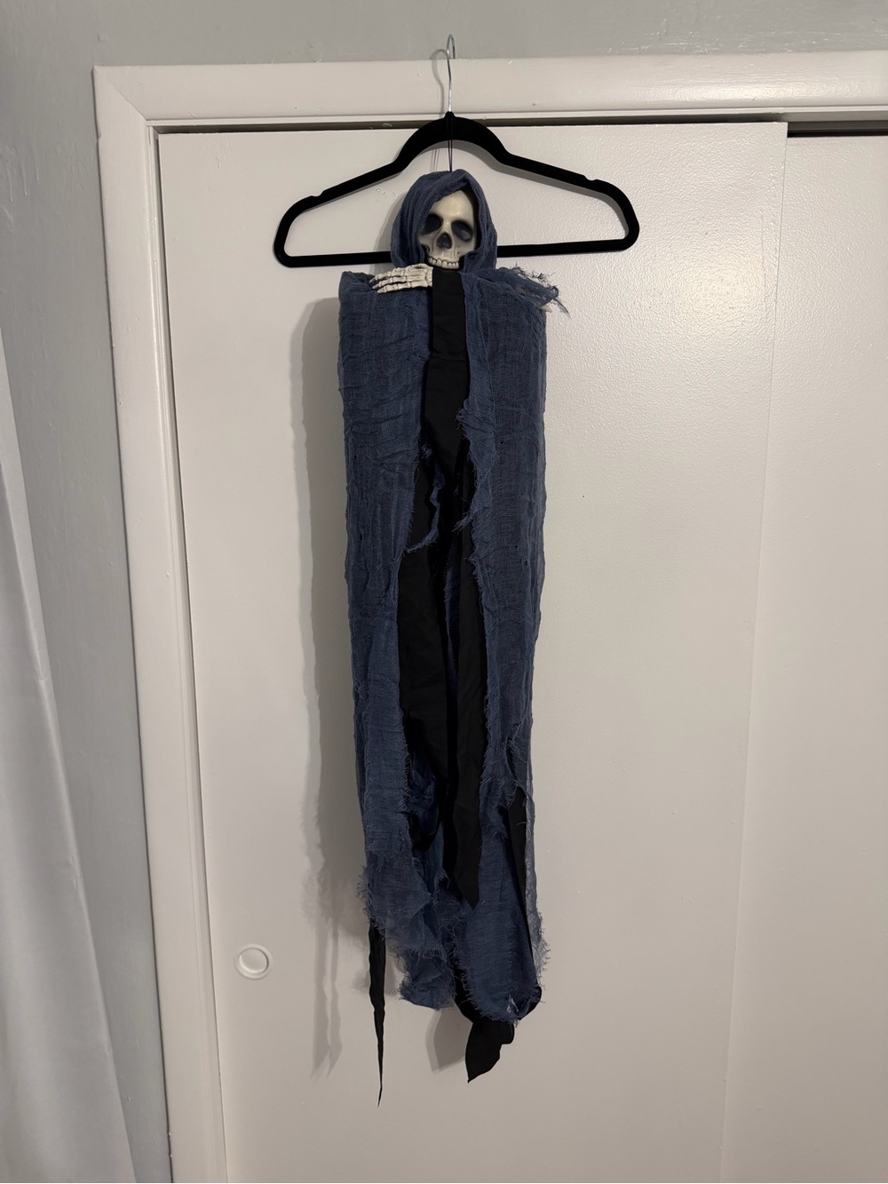 Hanging Skeleton Ghoul 4ft Blue/Black - Halloween Decor